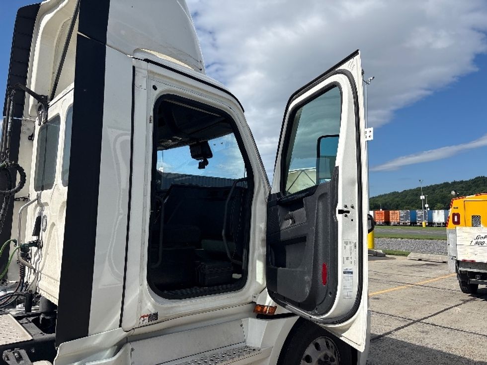 Day Cab Tractor-Heavy Duty Tractors-Freightliner-2023-T12664ST-Harrisburg-PA-706,635\n\t\tmiles-$ 36,250 - Image 12