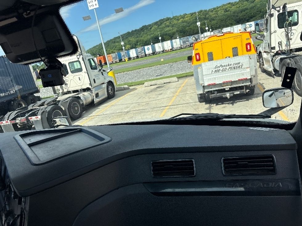 Day Cab Tractor-Heavy Duty Tractors-Freightliner-2023-T12664ST-Harrisburg-PA-706,635\n\t\tmiles-$ 36,250 - Image 13