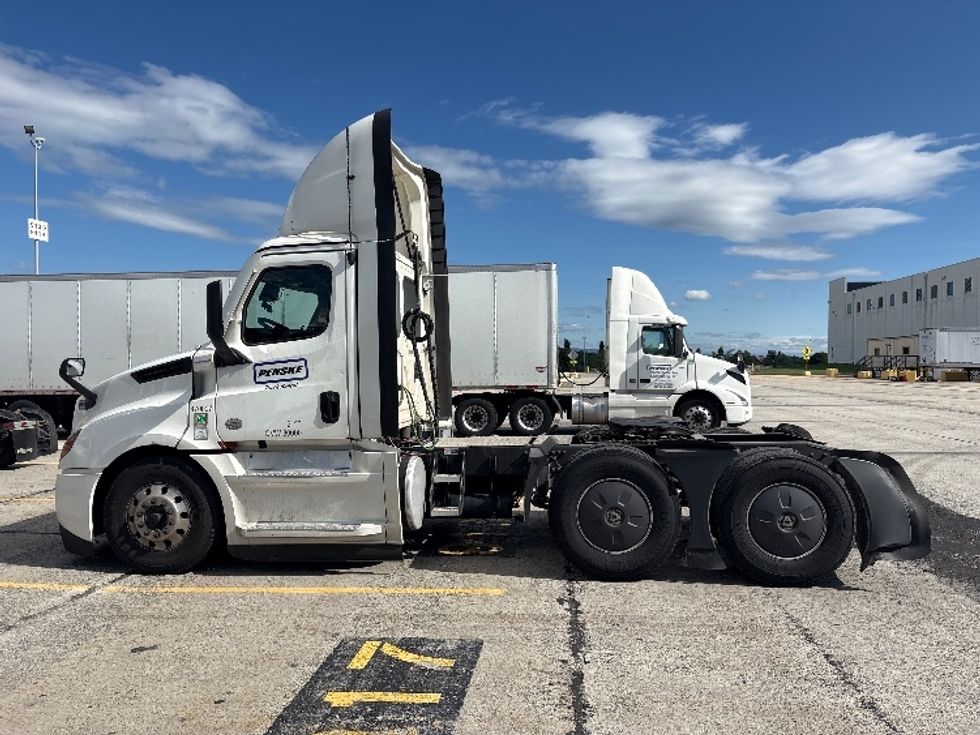 Day Cab Tractor-Heavy Duty Tractors-Freightliner-2023-T12664ST-Harrisburg-PA-706,635\n\t\tmiles-$ 36,250 - Image 4