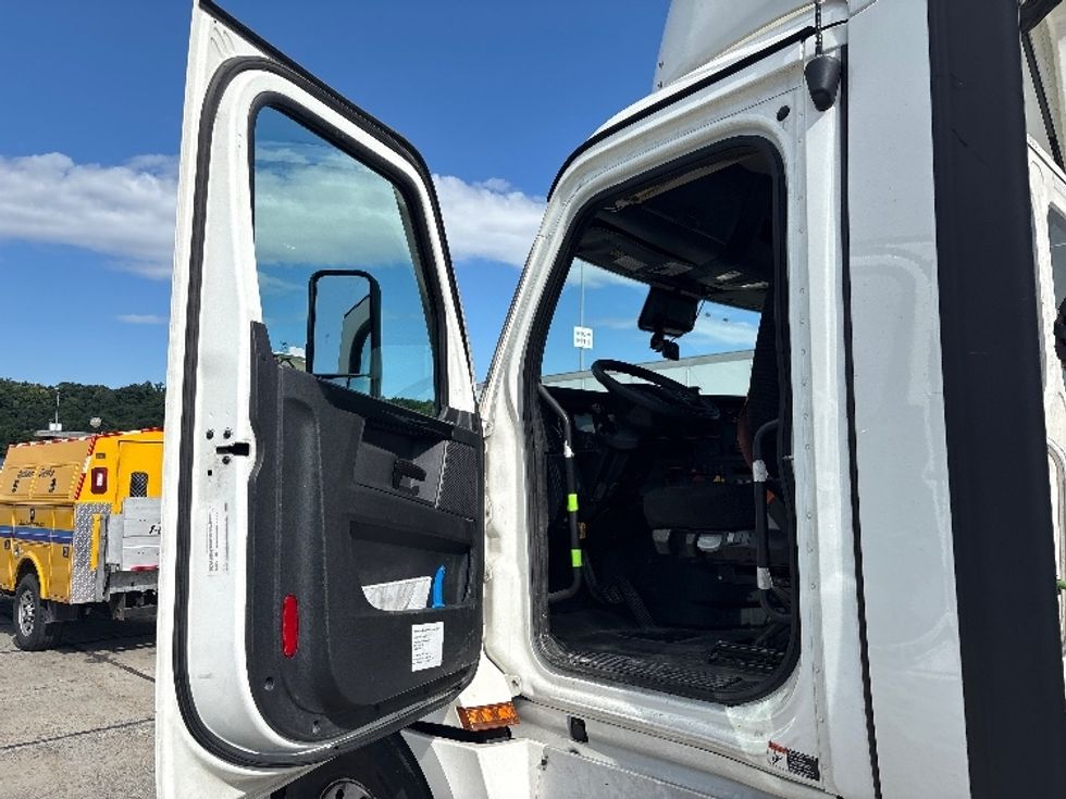 Day Cab Tractor-Heavy Duty Tractors-Freightliner-2023-T12664ST-Harrisburg-PA-706,635\n\t\tmiles-$ 36,250 - Image 9