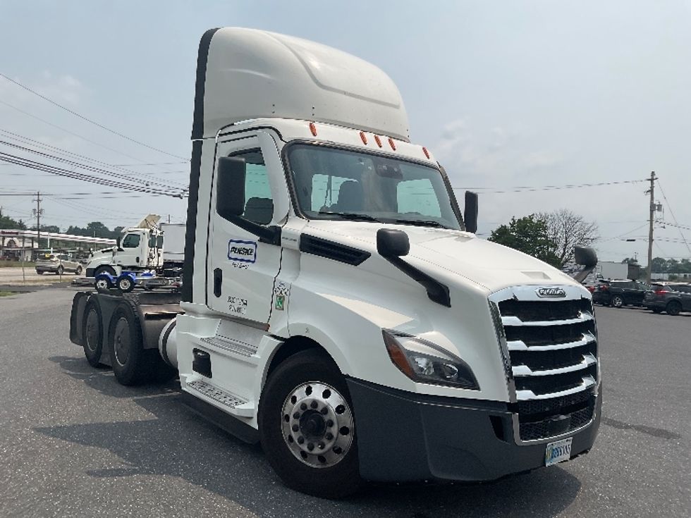 Day Cab Tractor-Heavy Duty Tractors-Freightliner-2023-T12664ST-Harrisburg-PA-731,399\n\t\tmiles-$ 33,500 - Image 1