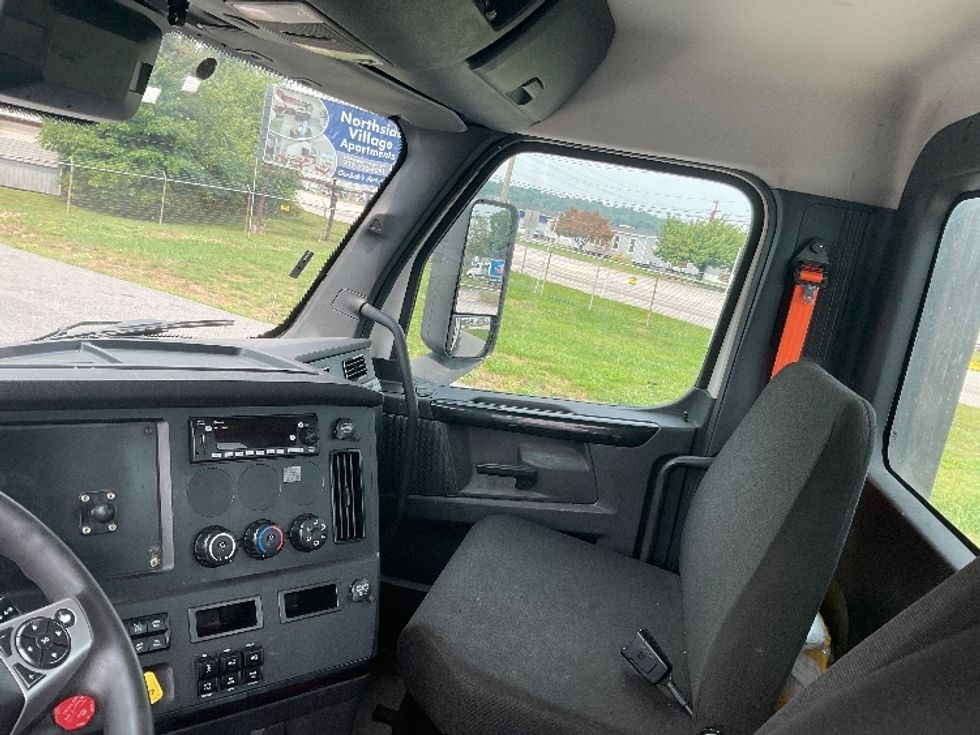Day Cab Tractor-Heavy Duty Tractors-Freightliner-2023-T12664ST-Harrisburg-PA-731,399\n\t\tmiles-$ 33,500 - Image 10