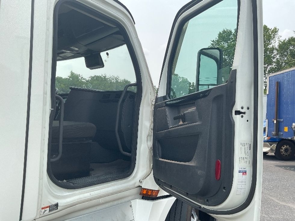 Day Cab Tractor-Heavy Duty Tractors-Freightliner-2023-T12664ST-Harrisburg-PA-731,399\n\t\tmiles-$ 33,500 - Image 12