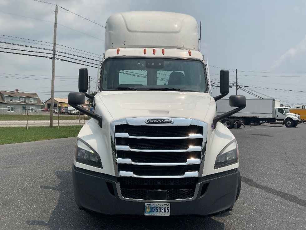 Day Cab Tractor-Heavy Duty Tractors-Freightliner-2023-T12664ST-Harrisburg-PA-731,399\n\t\tmiles-$ 33,500 - Image 2