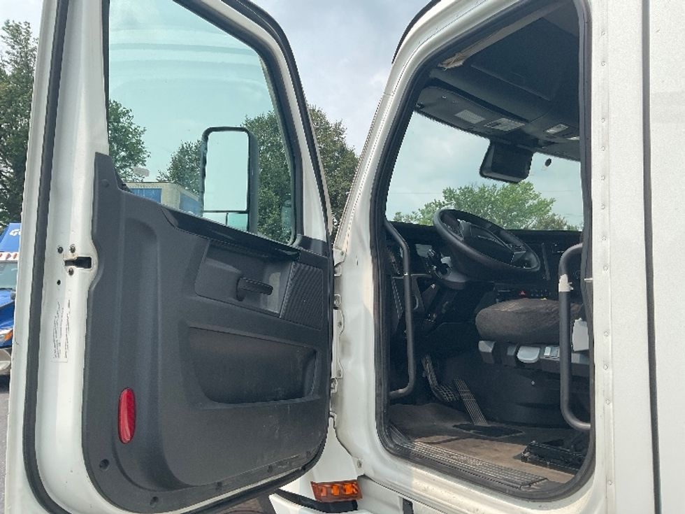 Day Cab Tractor-Heavy Duty Tractors-Freightliner-2023-T12664ST-Harrisburg-PA-731,399\n\t\tmiles-$ 33,500 - Image 9