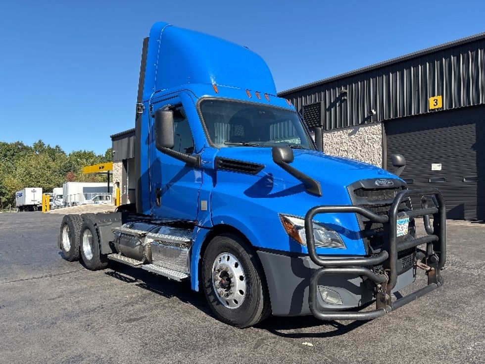 Day Cab Tractor-Heavy Duty Tractors-Freightliner-2023-T12664ST-Jessup-PA-437,672\n\t\tmiles-$ 65,250 - Image 1