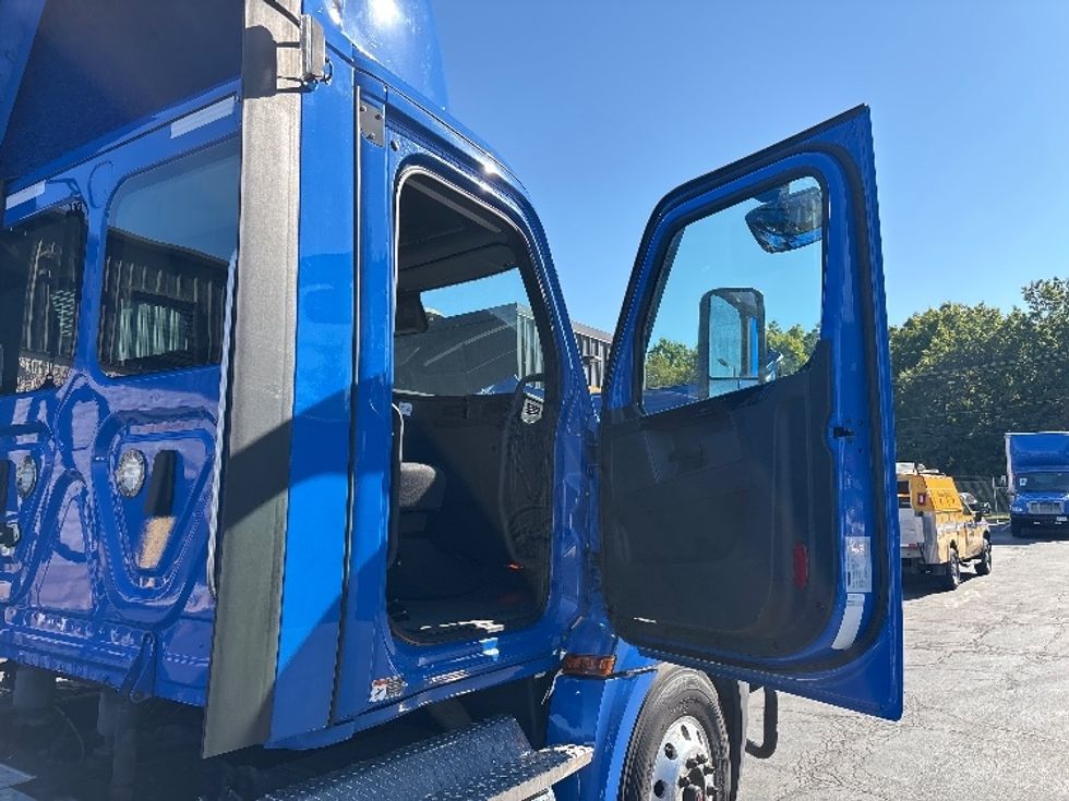 Day Cab Tractor-Heavy Duty Tractors-Freightliner-2023-T12664ST-Jessup-PA-437,672\n\t\tmiles-$ 65,250 - Image 12