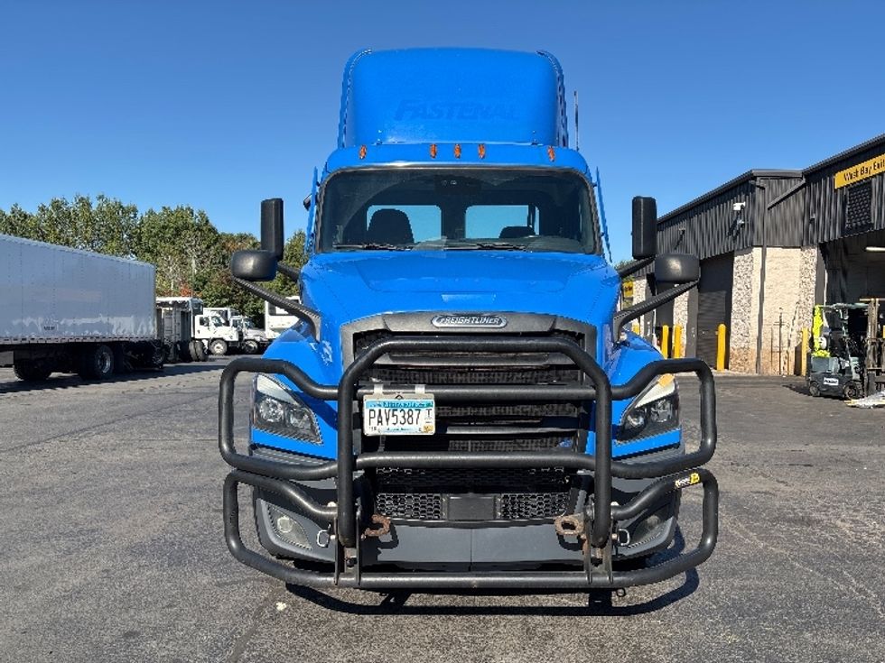 Day Cab Tractor-Heavy Duty Tractors-Freightliner-2023-T12664ST-Jessup-PA-437,672\n\t\tmiles-$ 65,250 - Image 2