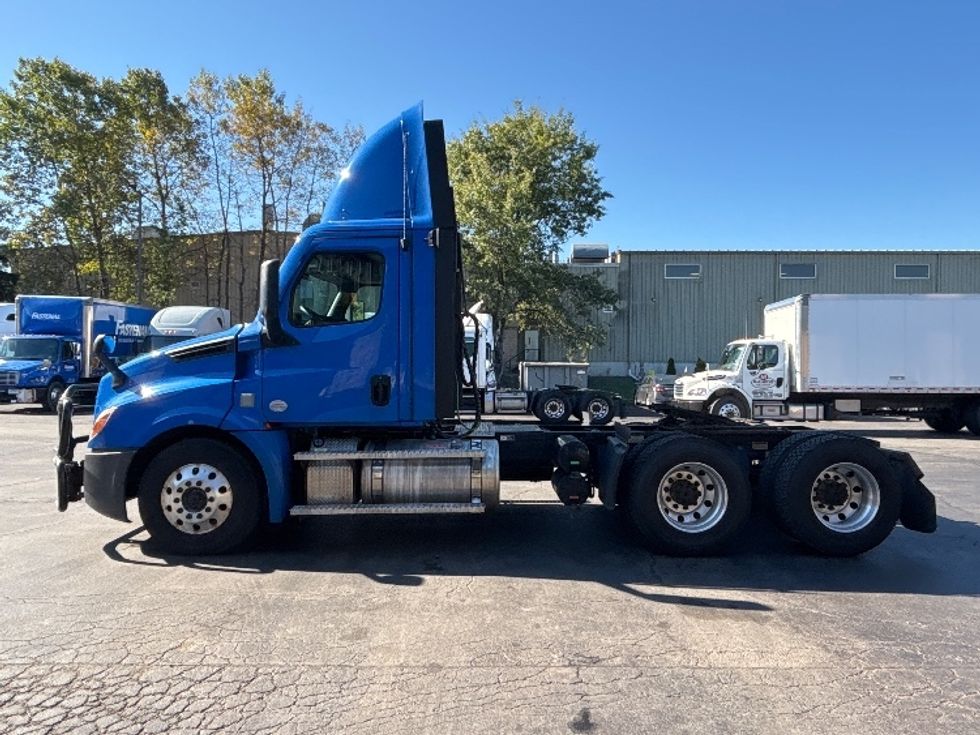 Day Cab Tractor-Heavy Duty Tractors-Freightliner-2023-T12664ST-Jessup-PA-437,672\n\t\tmiles-$ 65,250 - Image 4
