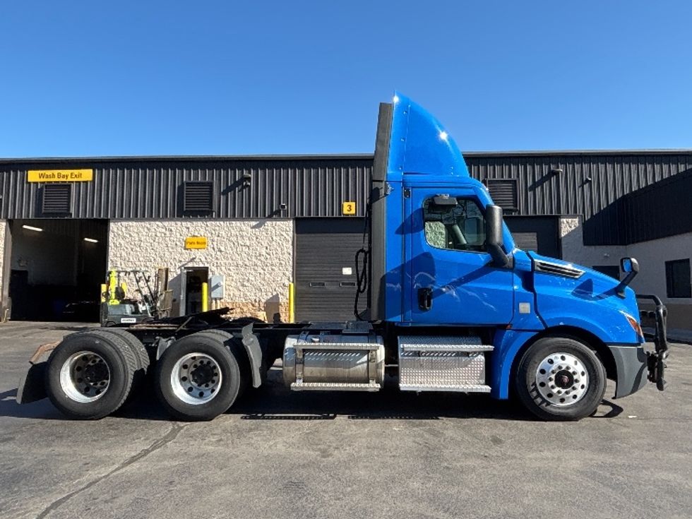 Day Cab Tractor-Heavy Duty Tractors-Freightliner-2023-T12664ST-Jessup-PA-437,672\n\t\tmiles-$ 65,250 - Image 8
