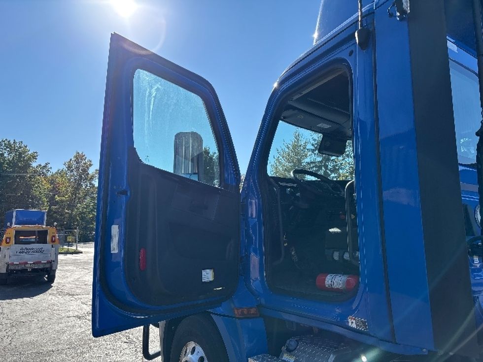 Day Cab Tractor-Heavy Duty Tractors-Freightliner-2023-T12664ST-Jessup-PA-437,672\n\t\tmiles-$ 65,250 - Image 9