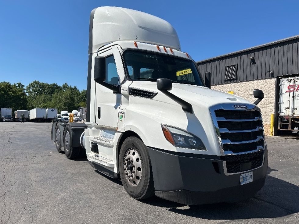 Day Cab Tractor-Heavy Duty Tractors-Freightliner-2023-T12664ST-Jessup-PA-734,422\n\t\tmiles-$ 36,250 - Image 1