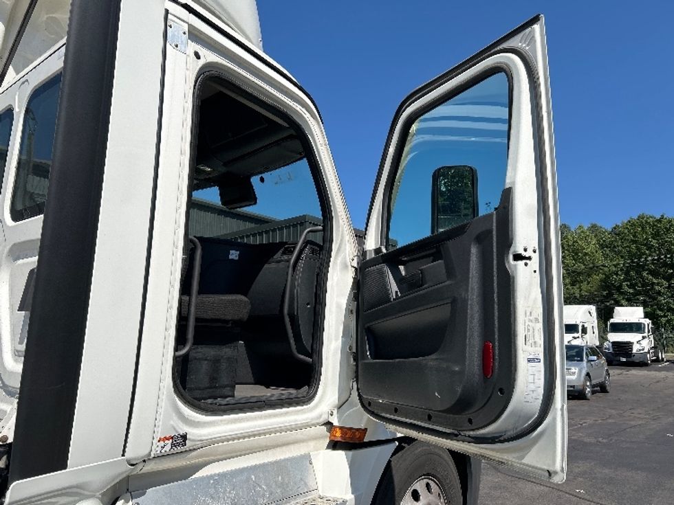 Day Cab Tractor-Heavy Duty Tractors-Freightliner-2023-T12664ST-Jessup-PA-734,422\n\t\tmiles-$ 36,250 - Image 12