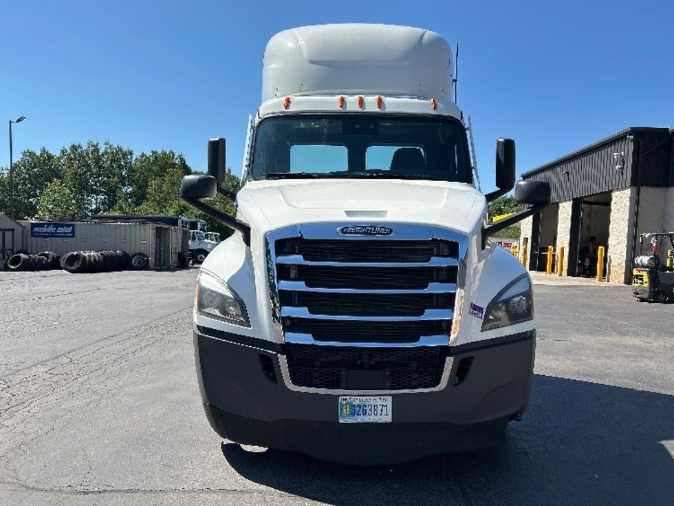 Day Cab Tractor-Heavy Duty Tractors-Freightliner-2023-T12664ST-Jessup-PA-734,422\n\t\tmiles-$ 36,250 - Image 2