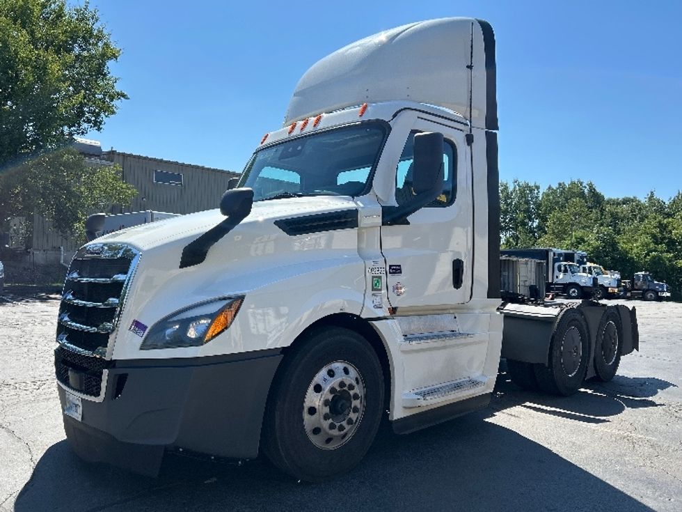 Day Cab Tractor-Heavy Duty Tractors-Freightliner-2023-T12664ST-Jessup-PA-734,422\n\t\tmiles-$ 36,250 - Image 3