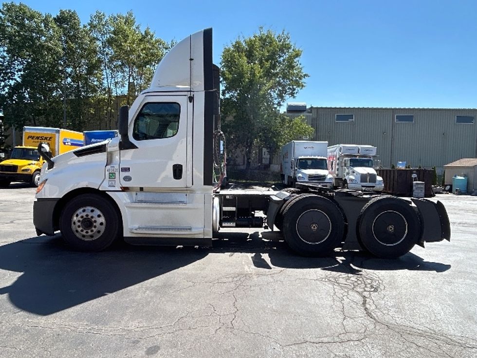 Day Cab Tractor-Heavy Duty Tractors-Freightliner-2023-T12664ST-Jessup-PA-734,422\n\t\tmiles-$ 36,250 - Image 4