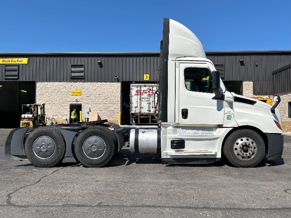 Day Cab Tractor-Heavy Duty Tractors-Freightliner-2023-T12664ST-Jessup-PA-734,422\n\t\tmiles-$ 36,250 - Image 8
