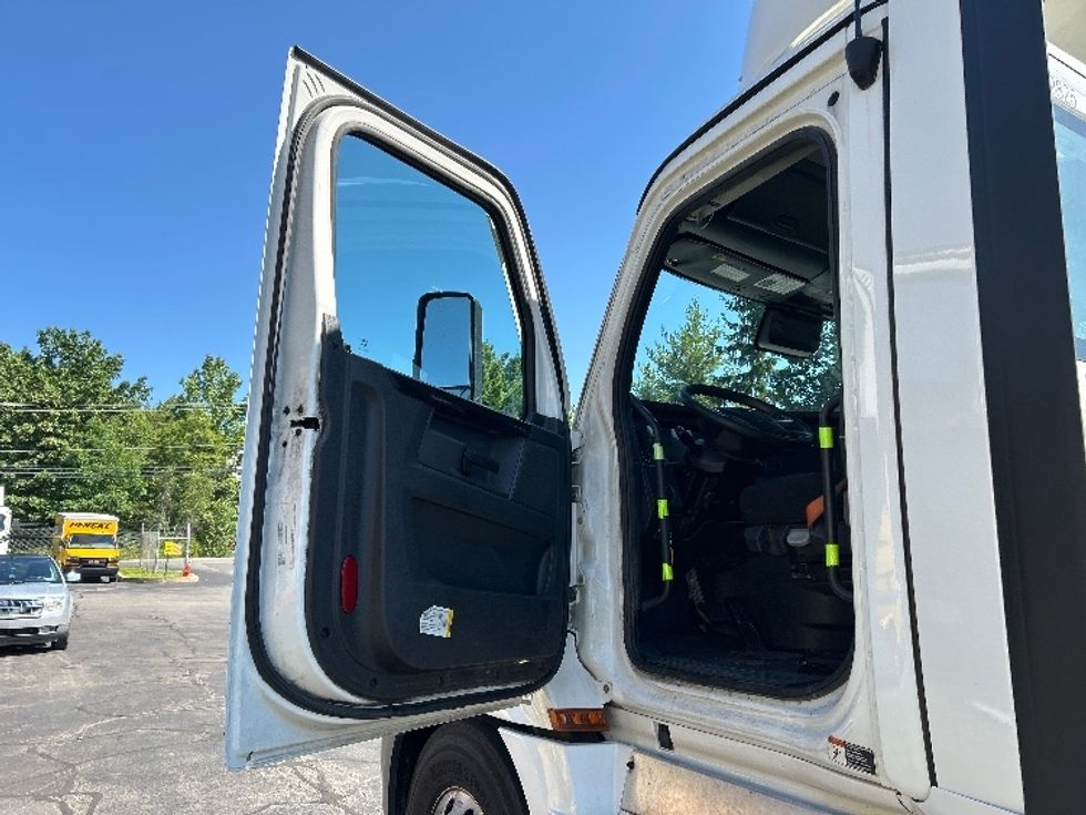 Day Cab Tractor-Heavy Duty Tractors-Freightliner-2023-T12664ST-Jessup-PA-734,422\n\t\tmiles-$ 36,250 - Image 9