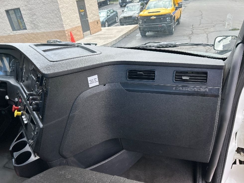 Day Cab Tractor-Heavy Duty Tractors-Freightliner-2023-T12664ST-Jessup-PA-757,923\n\t\tmiles-$ 36,250 - Image 13