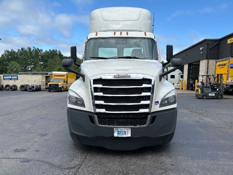 Day Cab Tractor-Heavy Duty Tractors-Freightliner-2023-T12664ST-Jessup-PA-757,923\n\t\tmiles-$ 36,250 - Image 2