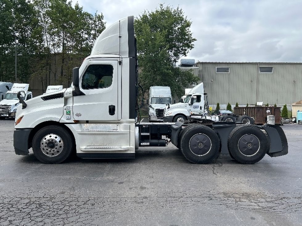 Day Cab Tractor-Heavy Duty Tractors-Freightliner-2023-T12664ST-Jessup-PA-757,923\n\t\tmiles-$ 36,250 - Image 4
