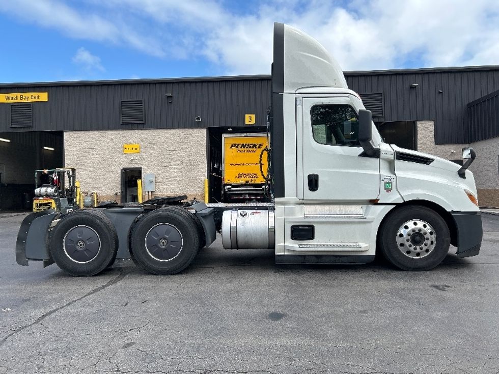 Day Cab Tractor-Heavy Duty Tractors-Freightliner-2023-T12664ST-Jessup-PA-757,923\n\t\tmiles-$ 36,250 - Image 8