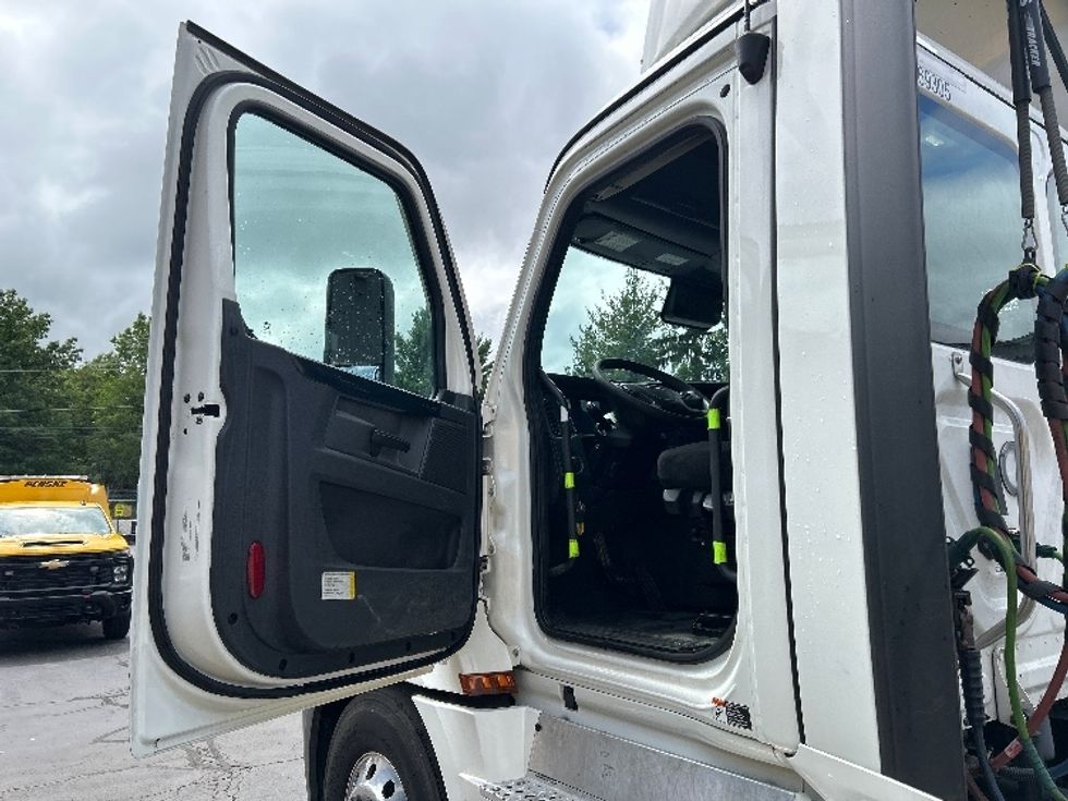 Day Cab Tractor-Heavy Duty Tractors-Freightliner-2023-T12664ST-Jessup-PA-757,923\n\t\tmiles-$ 36,250 - Image 9