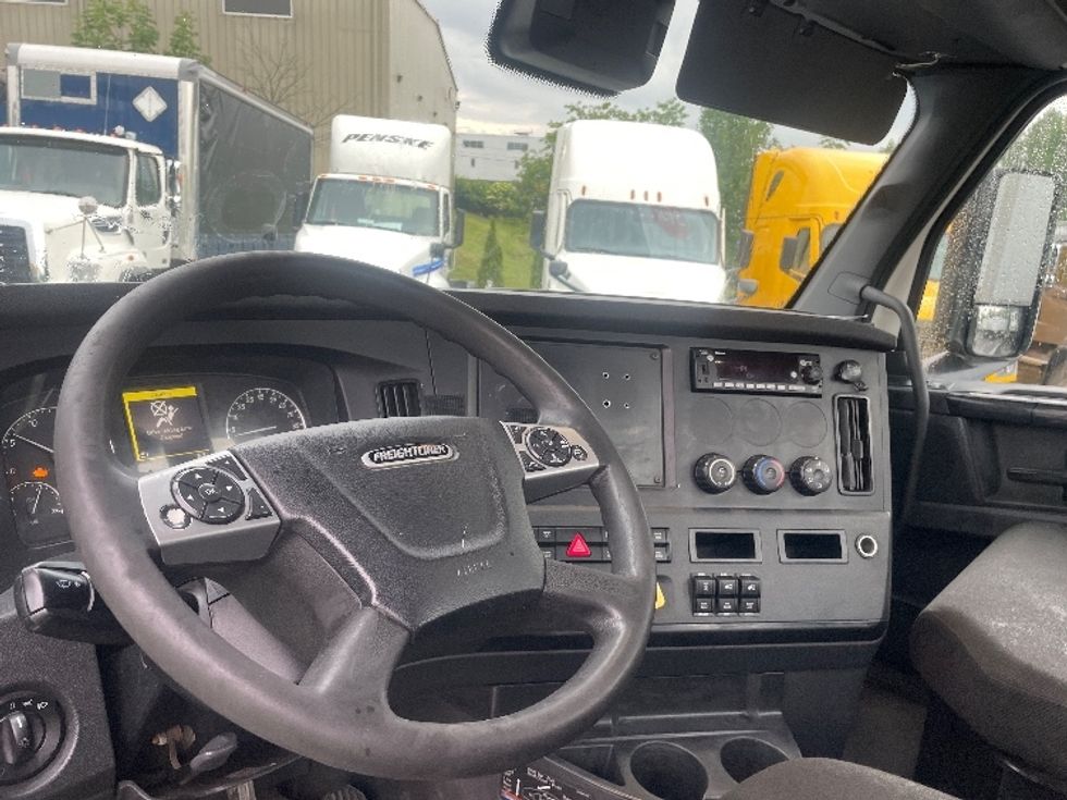 Day Cab Tractor-Heavy Duty Tractors-Freightliner-2023-T12664ST-Jessup-PA-761,676\n\t\tmiles-$ 36,250 - Image 10