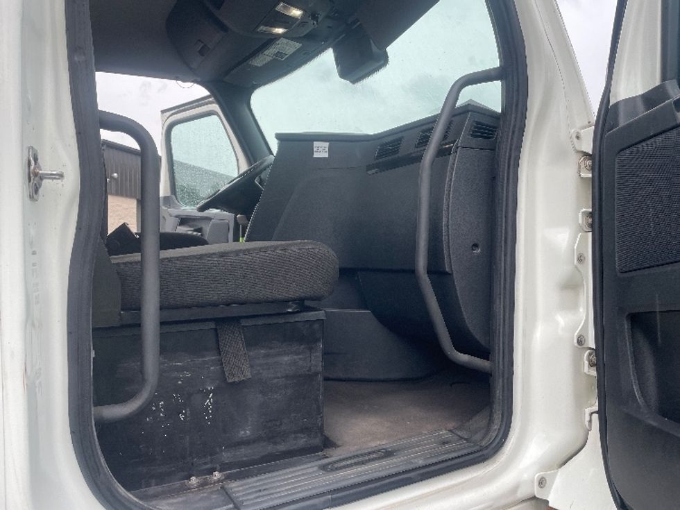 Day Cab Tractor-Heavy Duty Tractors-Freightliner-2023-T12664ST-Jessup-PA-761,676\n\t\tmiles-$ 36,250 - Image 12