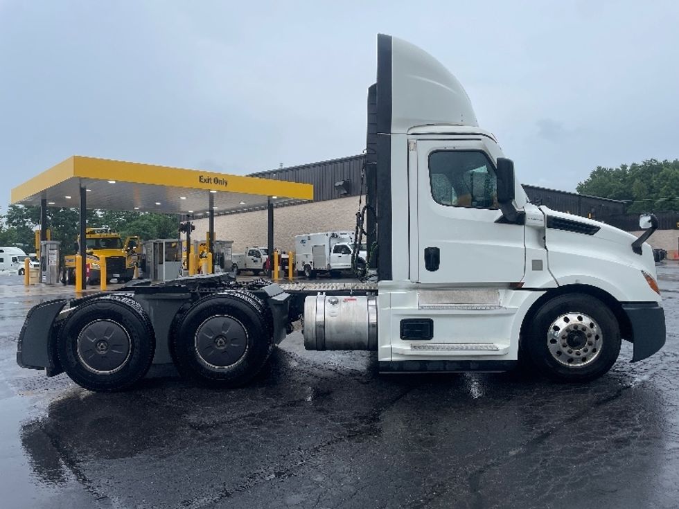 Day Cab Tractor-Heavy Duty Tractors-Freightliner-2023-T12664ST-Jessup-PA-761,676\n\t\tmiles-$ 36,250 - Image 8