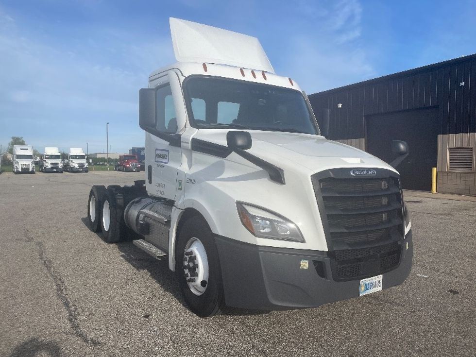Day Cab Tractor-Heavy Duty Tractors-Freightliner-2023-T12664ST-Lansing-MI-372,432\n\t\tmiles-$ 74,750 - Image 1
