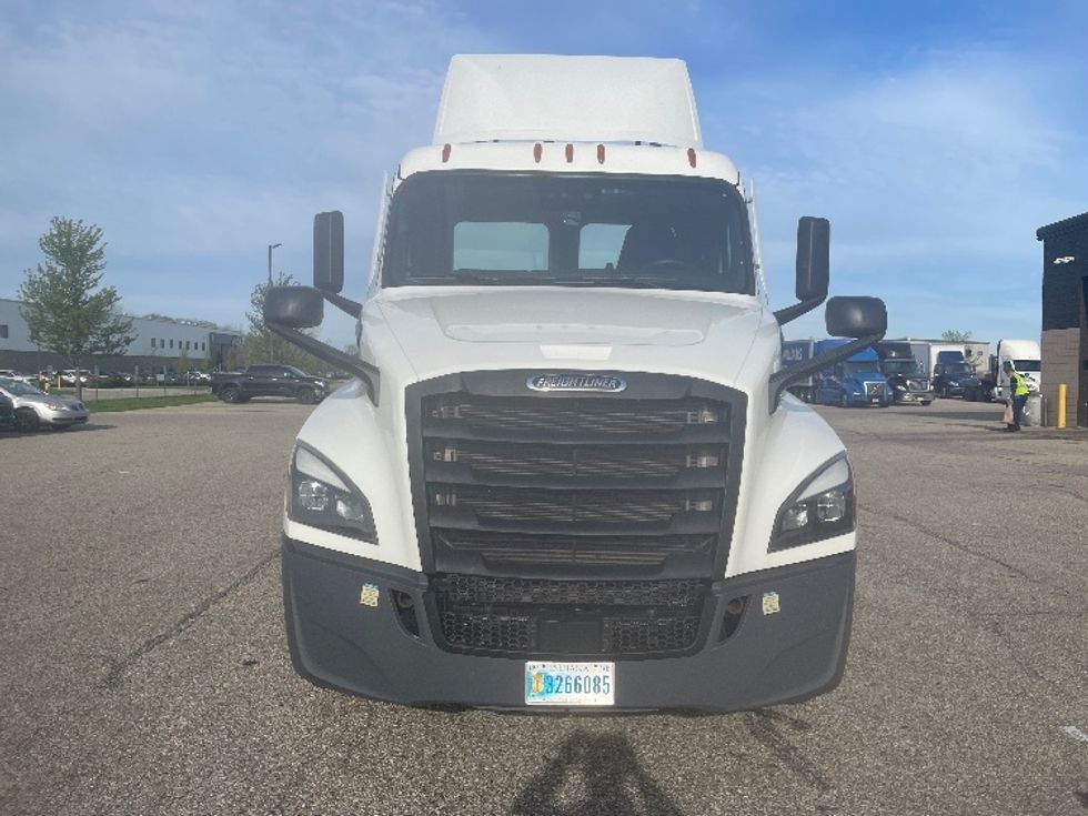 Day Cab Tractor-Heavy Duty Tractors-Freightliner-2023-T12664ST-Lansing-MI-372,432\n\t\tmiles-$ 74,750 - Image 2