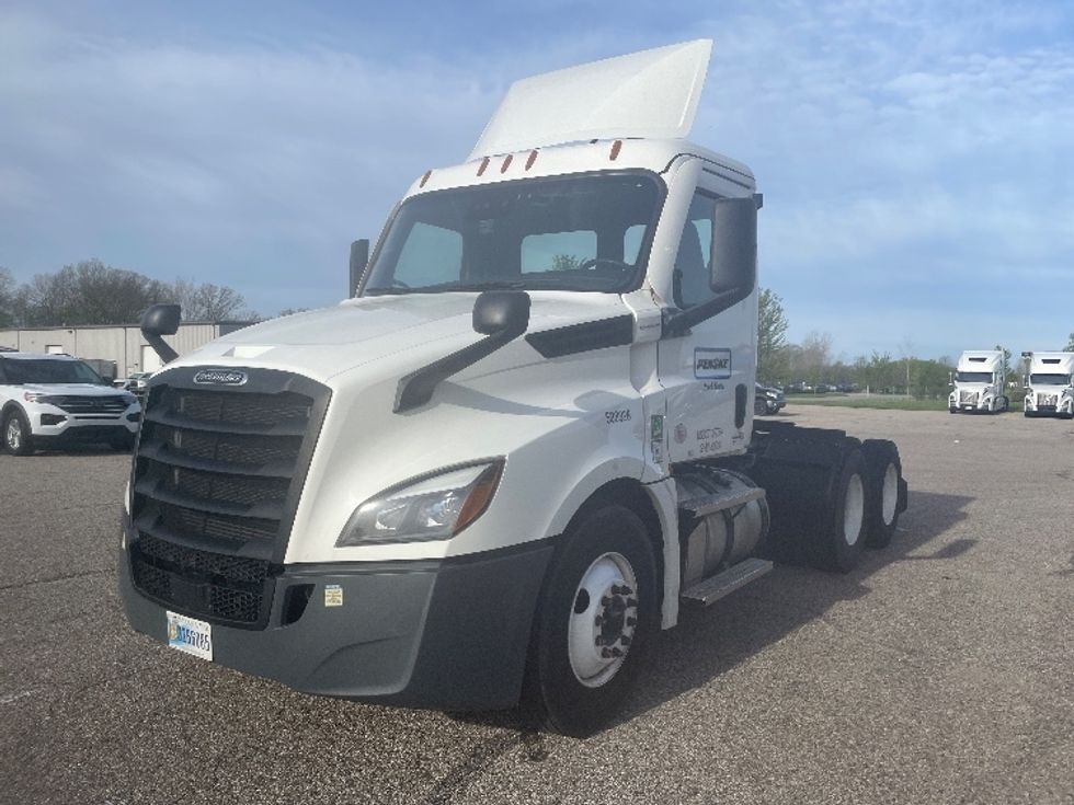 Day Cab Tractor-Heavy Duty Tractors-Freightliner-2023-T12664ST-Lansing-MI-372,432\n\t\tmiles-$ 74,750 - Image 3