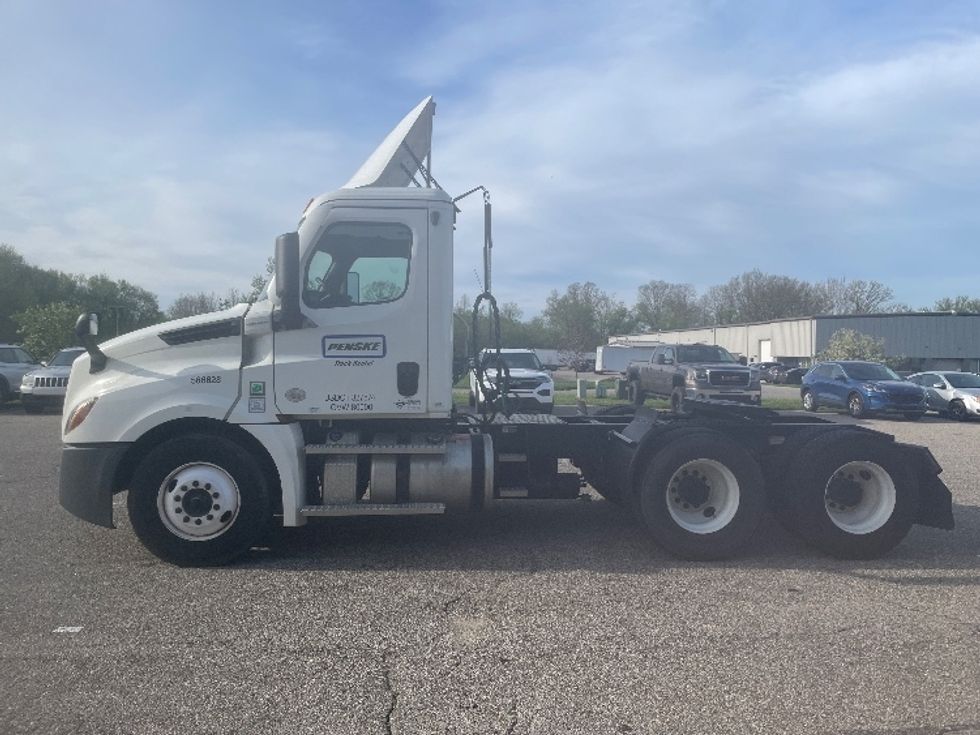 Day Cab Tractor-Heavy Duty Tractors-Freightliner-2023-T12664ST-Lansing-MI-372,432\n\t\tmiles-$ 74,750 - Image 4