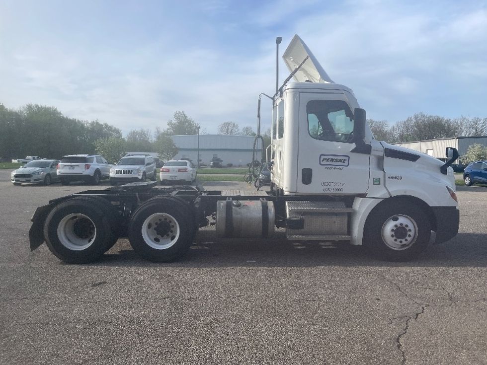Day Cab Tractor-Heavy Duty Tractors-Freightliner-2023-T12664ST-Lansing-MI-372,432\n\t\tmiles-$ 74,750 - Image 8