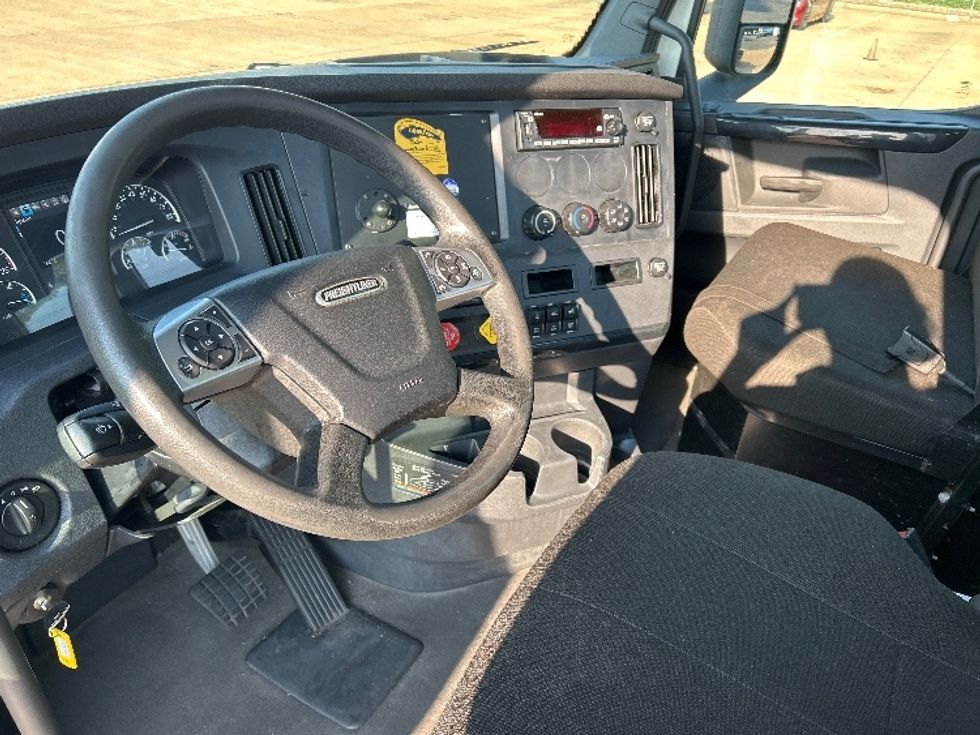 2023 Freightliner Cascadia 126" Day cab photo 10