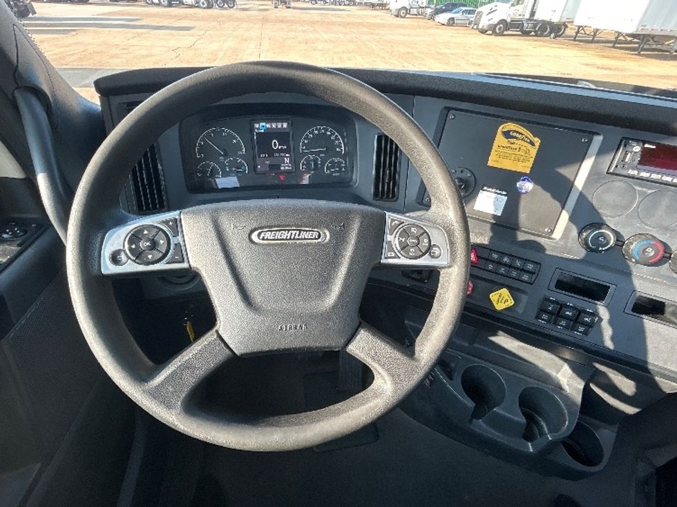 2023 Freightliner Cascadia 126" Day cab photo 11