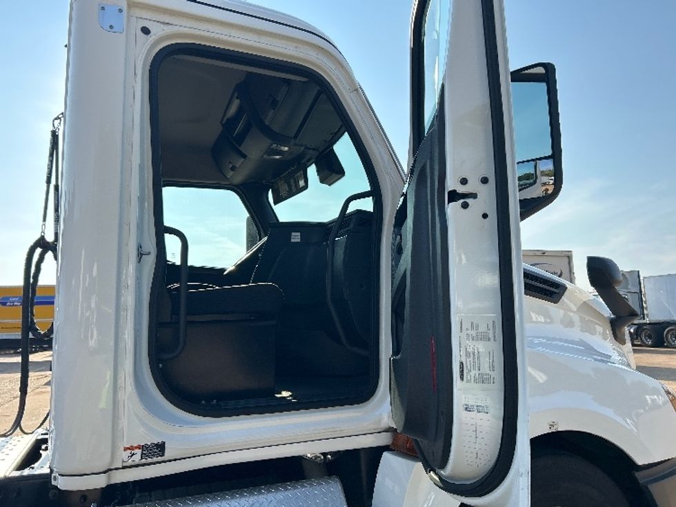 2023 Freightliner Cascadia 126" Day cab photo 12