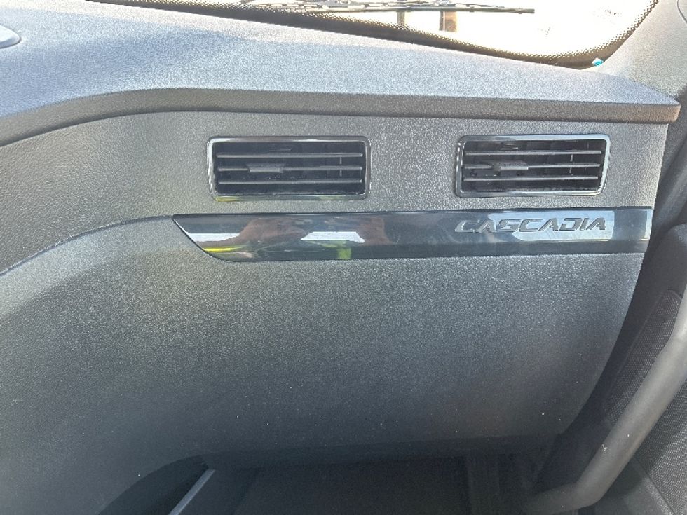 2023 Freightliner Cascadia 126" Day cab photo 13
