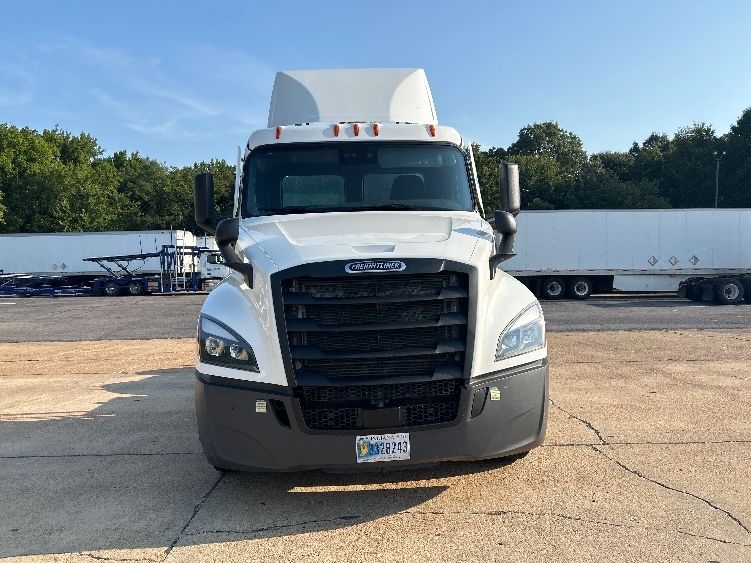 2023 Freightliner Cascadia 126" Day cab photo 2