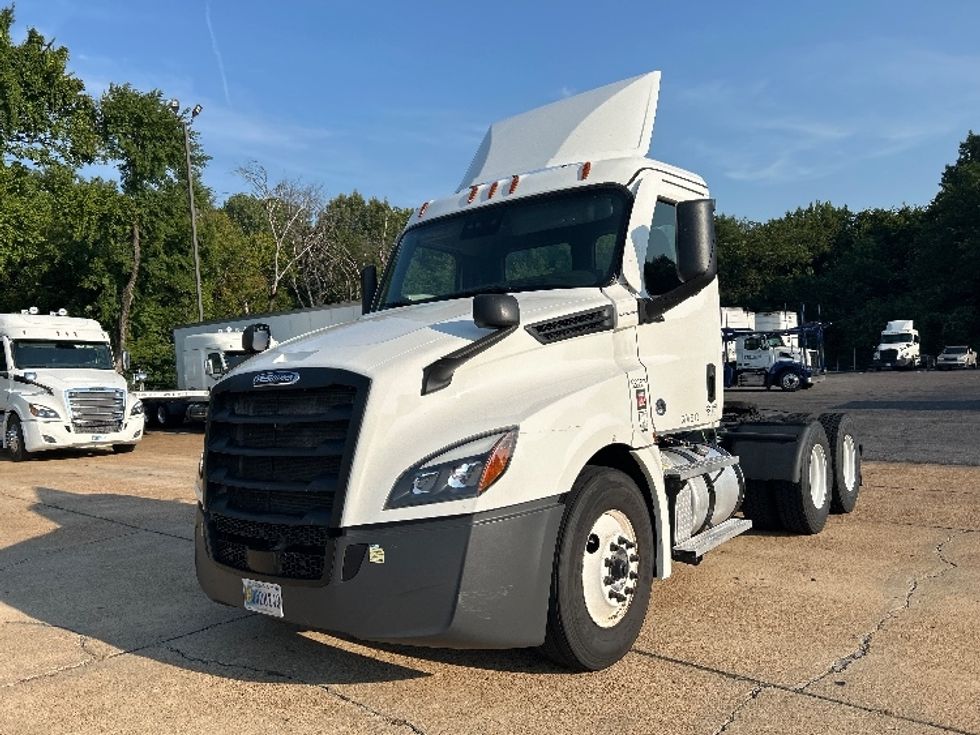 2023 Freightliner Cascadia 126" Day cab photo 3