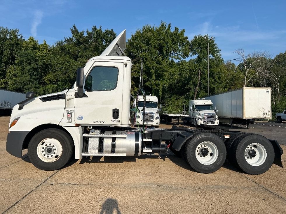 2023 Freightliner Cascadia 126" Day cab photo 4