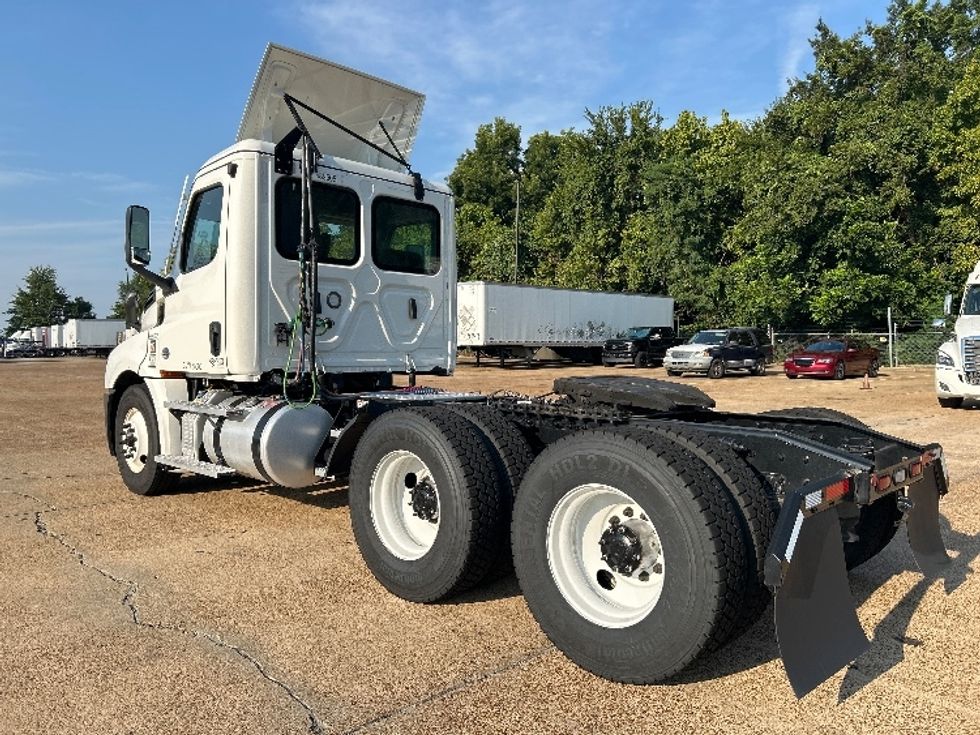 2023 Freightliner Cascadia 126" Day cab photo 5