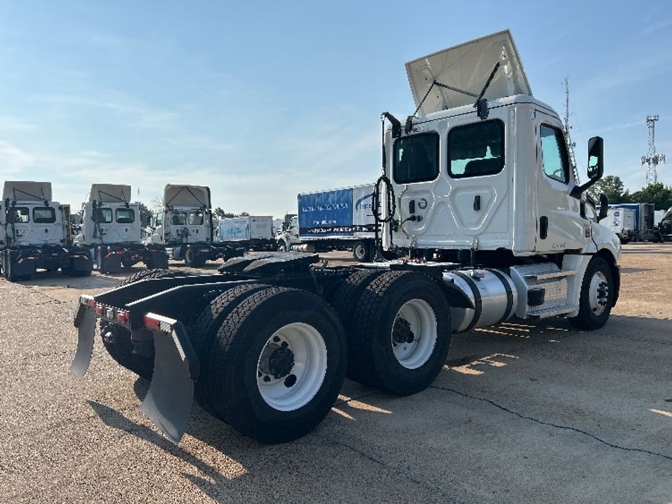 2023 Freightliner Cascadia 126" Day cab photo 7