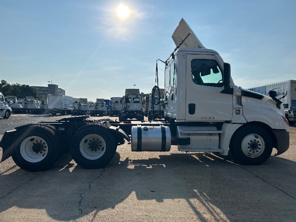 2023 Freightliner Cascadia 126" Day cab photo 8