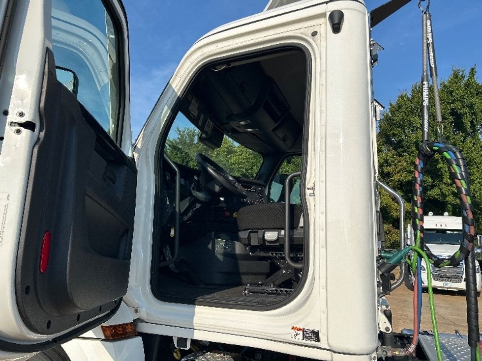 2023 Freightliner Cascadia 126" Day cab photo 9