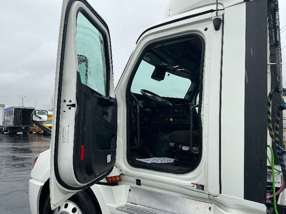 Day Cab Tractor-Heavy Duty Tractors-Freightliner-2023-T12664ST-Moberly-MO-753,815\n\t\tmiles-$ 36,750 - Image 9