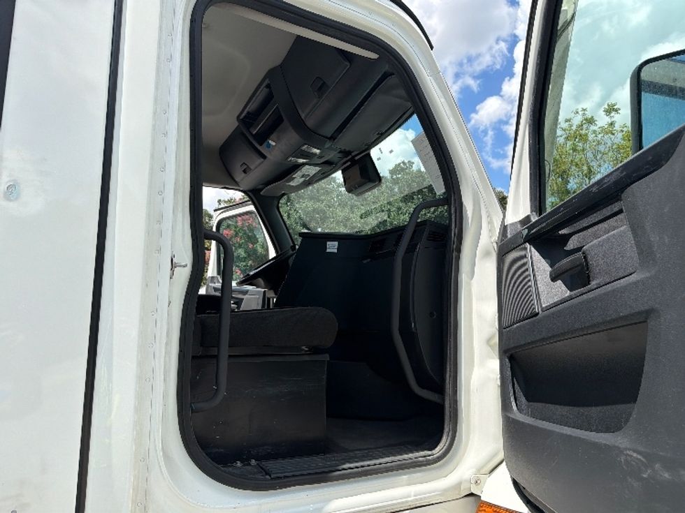 Day Cab Tractor-Heavy Duty Tractors-Freightliner-2023-T12664ST-Pensacola-FL-784,148\n\t\tmiles-$ 36,750 - Image 12