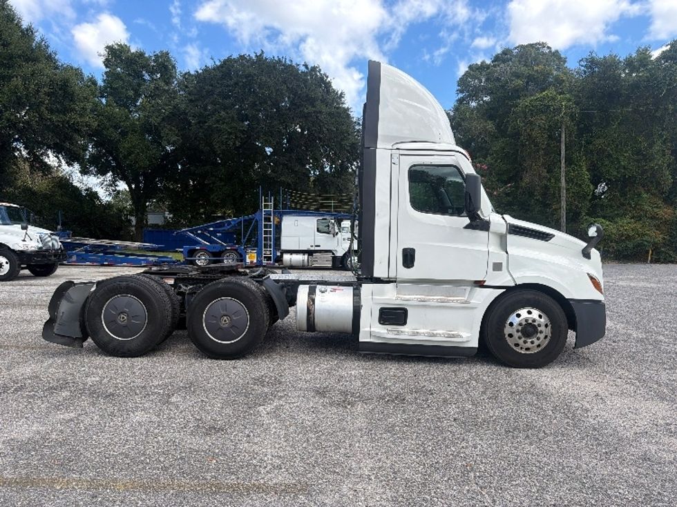 Day Cab Tractor-Heavy Duty Tractors-Freightliner-2023-T12664ST-Pensacola-FL-784,148\n\t\tmiles-$ 36,750 - Image 8