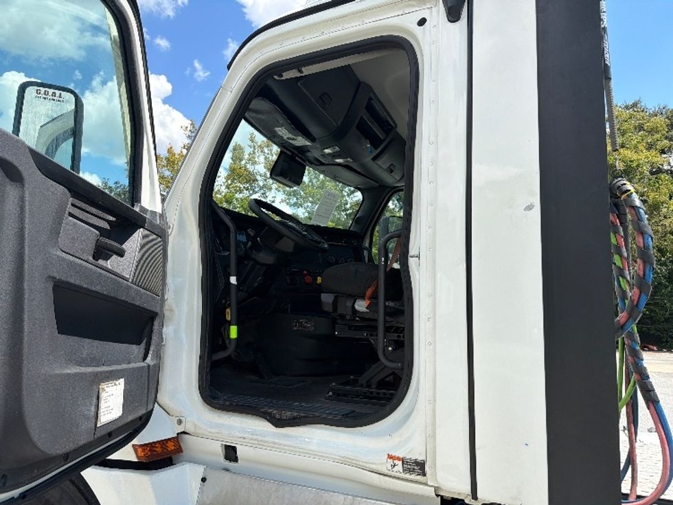 Day Cab Tractor-Heavy Duty Tractors-Freightliner-2023-T12664ST-Pensacola-FL-784,148\n\t\tmiles-$ 36,750 - Image 9